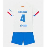 Barcelona Ronald Araujo #4 Replika babykläder Bortaställ Barn 2023-24 Kortärmad (+ korta byxor)